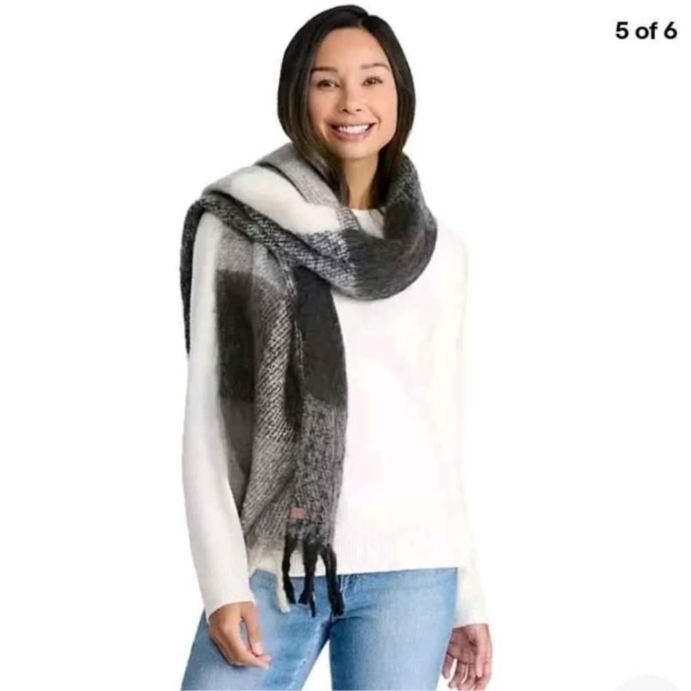 NWT Lucky Brand Black, Gray, and White Plaid Scarf